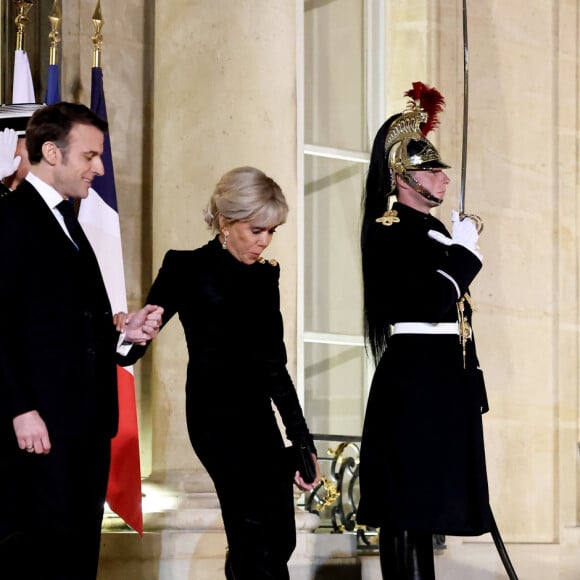 Le président Emmanuel Macron et sa femme Brigitte Macron - Arrivées au dîner d'état en l'honneur de l'Emir du Qatar au palais présidentiel de l'Elysée à Paris le 27 février 2024. © Dominique Jacovides / Bestimage 