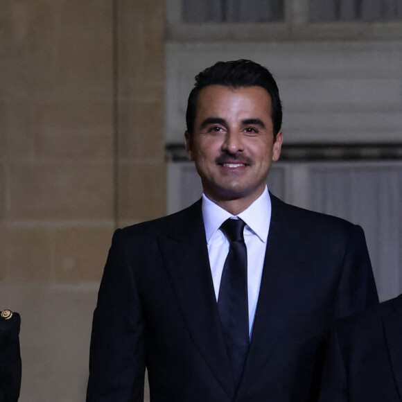 Le président Emmanuel Macron, sa femme Brigitte Macron et son altesse Tamim ben Hamad Al Thani, emir du Qatar - Arrivées au dîner d'état en l'honneur de l'Emir du Qatar au palais présidentiel de l'Elysée à Paris le 27 février 2024. © Dominique Jacovides / Bestimage 