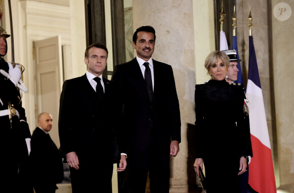 Le président Emmanuel Macron, sa femme Brigitte Macron et son altesse Tamim ben Hamad Al Thani, emir du Qatar - Arrivées au dîner d'état en l'honneur de l'Emir du Qatar au palais présidentiel de l'Elysée à Paris le 27 février 2024. © Dominique Jacovides / Bestimage 