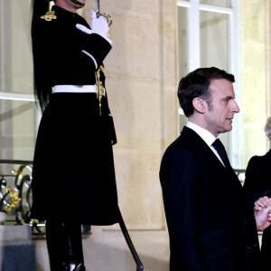 Le président Emmanuel Macron et sa femme Brigitte Macron - Arrivées au dîner d'état en l'honneur de l'Emir du Qatar au palais présidentiel de l'Elysée à Paris le 27 février 2024. © Dominique Jacovides / Bestimage 