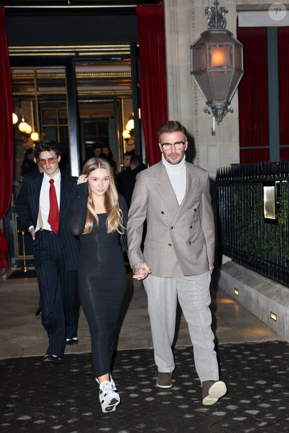 David Beckham était également présent tout comme leur fille Harper, 13 ans, leur fils Cruz, 19 ans et Brooklyn, 24 ans, venu au bras de sa femme Nicola Peltz-Beckham (29 ans).
David, Harper et Cruz - La famille Beckham à la sortie de l'hôtel La Réserve lors de la mode femme automne / hiver 2024-2025 lors de la Fashion Week de Paris (PFW), à Paris, France, le 1 mars 2024. 