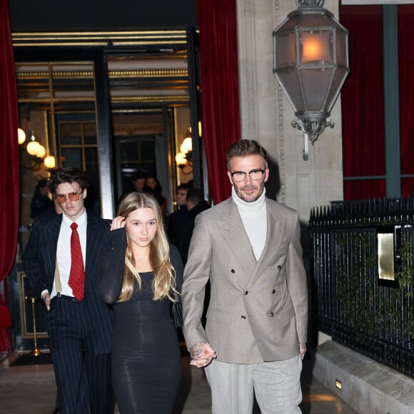 David Beckham était également présent tout comme leur fille Harper, 13 ans, leur fils Cruz, 19 ans et Brooklyn, 24 ans, venu au bras de sa femme Nicola Peltz-Beckham (29 ans).
David, Harper et Cruz - La famille Beckham à la sortie de l'hôtel La Réserve lors de la mode femme automne / hiver 2024-2025 lors de la Fashion Week de Paris (PFW), à Paris, France, le 1 mars 2024. 