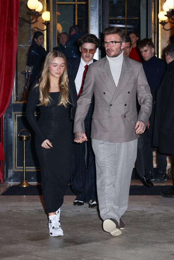 David, Harper et Cruz - La famille Beckham à la sortie de l'hôtel La Réserve lors de la mode femme automne / hiver 2024-2025 lors de la Fashion Week de Paris (PFW), à Paris, France, le 1 mars 2024. 