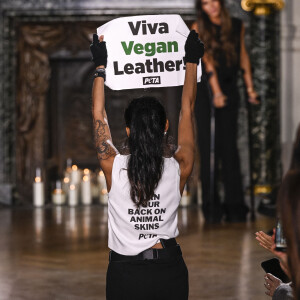 Une activiste PETA perturbe le défilé - Défilé Victoria Beckham mode femme automne / hiver 2024-2025 lors de la Fashion Week de Paris (PFW), à l'hôtel Salomon de Rothschild, à Paris, France, le 1er mars 2024. 