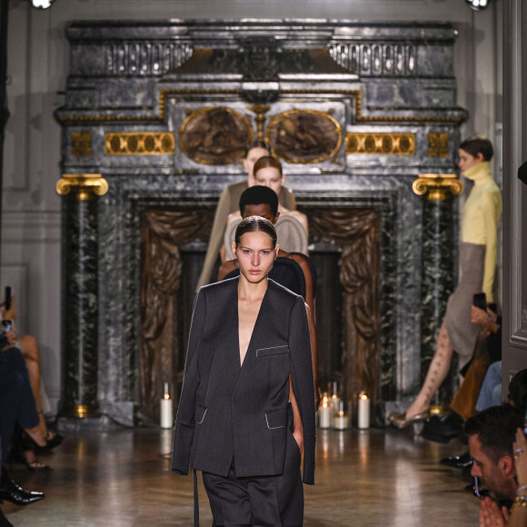 Défilé Victoria Beckham mode femme automne / hiver 2024-2025 lors de la Fashion Week de Paris (PFW), à l'hôtel Salomon de Rothschild, à Paris, France, le 1er mars 2024. 