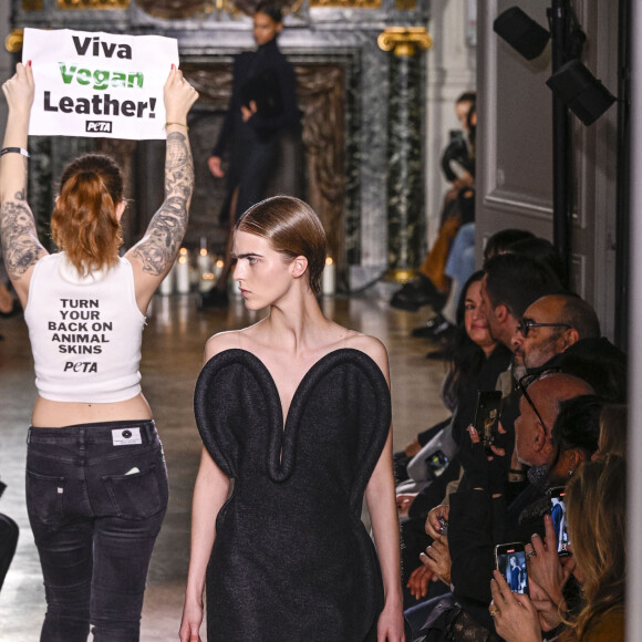 Une activiste PETA perturbe le défilé - Défilé Victoria Beckham mode femme automne / hiver 2024-2025 lors de la Fashion Week de Paris (PFW), à l'hôtel Salomon de Rothschild, à Paris, France, le 1er mars 2024. 