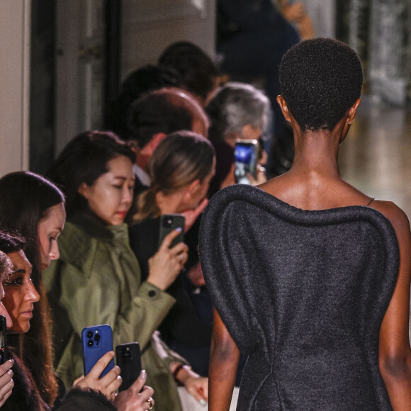 Défilé Victoria Beckham mode femme automne / hiver 2024-2025 lors de la Fashion Week de Paris (PFW), à l'hôtel Salomon de Rothschild, à Paris, France, le 1er mars 2024. 