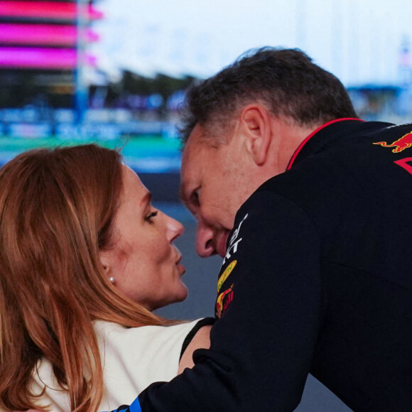 Geri Halliwell se trouvait dans un avion pour retrouver son mari avant le début de la saison à Bahreïn. 

Geri Halliwell et son mari Christian Horner avant le Bahrain Grand Prix à Sakhir, Barhain le 2 mars 2024
