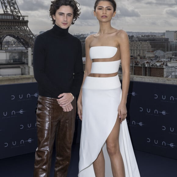 À Paris, Zendaya portait la robe blanche asymétrique numéro 20 de la collection automne 2024 d'Alaïa.
Timothée Chalamet et Zendaya lors du photocall du film "Dune, deuxième partie" à l'hôtel Shangri-La à Paris, France, le 12 février 2024. © Olivier Borde/Bestimage 