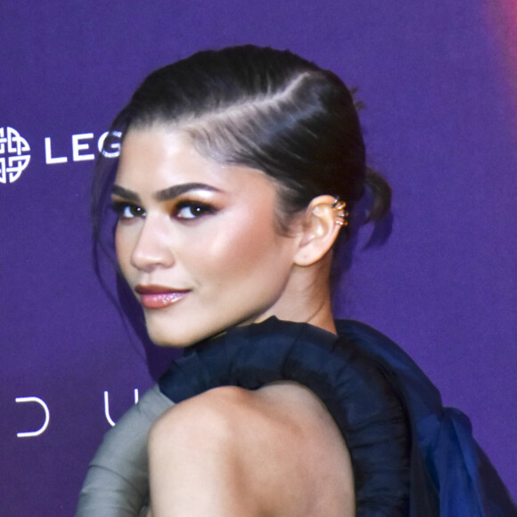  Lors d'une autre soirée à Mexico, Zendaya a opté un ensemble Bottega Veneta dans les tons bruns qui comportait un col roulé et un croptop. 
Archives : Zendaya à Mexico