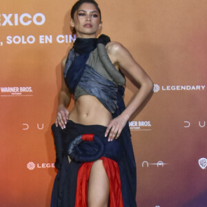 À Mexico, elle a porté un costume Torishéju qui comprenait un top drapé avec une cape élégante et une jupe asymétrique dans des tons gris, bleu foncé et rouge.
Archives : Zendaya à Mexico
