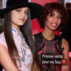 Confortablement installées au front row du défilé, Sonia Rolland et sa fille Tess Rolland-Rocancourt s'étaient mises sur leur trente-et-un.
Sonia Rolland et sa fille Tess assistent au défilé Vivienne Tam. Le 2 mars 2024.