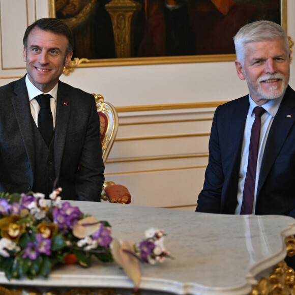 Il est retourné à ses activités de président dès ce début de semaine.
Emmanuel Macron en visite en République Tchèque, 5 mars 2024.