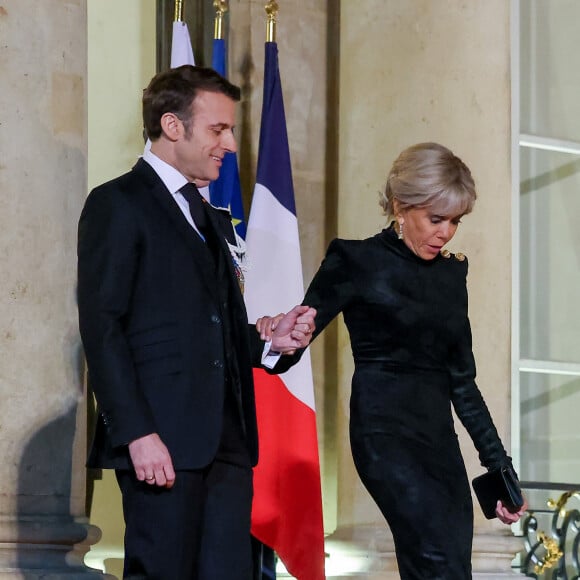Le président de la République française Emmanuel Macron et sa femme la Première Dame Brigitte Macron accueillent l'Emir du Qatar pour un dîner d'Etat au palais présidentiel de l'Elysée à Paris, France, le 27 février 2024. © Dominique Jacovides/Bestimage
