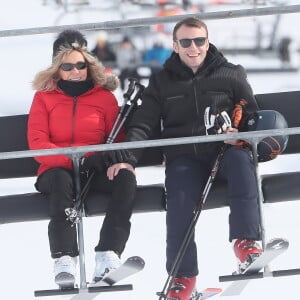 De cette année-là.
Exclusif - Le président Emmanuel Macron et sa femme Brigitte Macron (Trogneux) font du ski dans la station de la Mongie le 26 décembre 2017. © Dominique Jacovides - Cyril Moreau / Bestimage