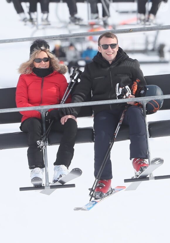De cette année-là.
Exclusif - Le président Emmanuel Macron et sa femme Brigitte Macron (Trogneux) font du ski dans la station de la Mongie le 26 décembre 2017. © Dominique Jacovides - Cyril Moreau / Bestimage