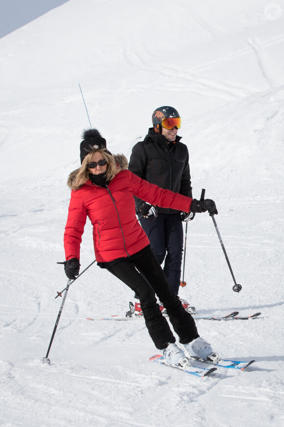Le couple s'y était également rendu au mois de décembre.
Exclusif - Le président Emmanuel Macron et sa femme Brigitte Macron (Trogneux) font du ski dans la station de la Mongie le 26 décembre 2017. © Dominique Jacovides - Cyril Moreau / Bestimage 