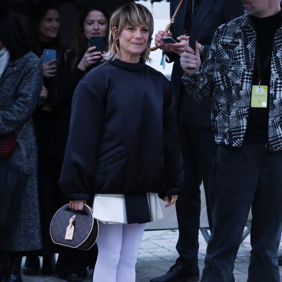 Dans une jupette blanche assortie à ses collants.
Marina Foïs - Arrivées au défilé de mode Louis Vuitton collection femme automne/hiver 2024-2025 au Louvre à Paris (PFW) le 5 mars 2024. © Denis Guignebourg / Bestimage 