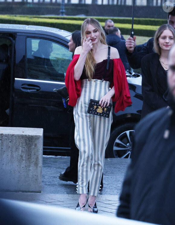 Sophie Turner - Arrivées au défilé de mode Louis Vuitton collection femme automne/hiver 2024-2025 au Louvre à Paris (PFW) le 5 mars 2024. © Denis Guignebourg / Bestimage 