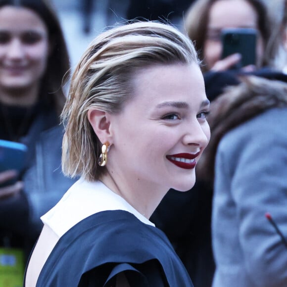 Chloë Grace Moretz - Arrivées au défilé de mode Louis Vuitton collection femme automne/hiver 2024-2025 au Louvre à Paris (PFW) le 5 mars 2024. © Denis Guignebourg / Bestimage 