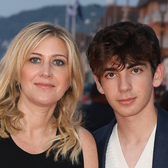 Et se consacre à ses fils, qu'il protège au maximum. 
Amanda Sthers et Léon Hesby sur le tapis rouge du prix du court métrage lors du 37ème festival du film de Cabourg (37ème journées romantiques du 14 au 18 juin 2023), à Cabourg, France, le 16 juin 2023. © Coadic Guirec/Bestimage 
