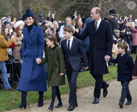 Le prince William, prince de Galles, et Catherine (Kate) Middleton, princesse de Galles, avec leurs enfants le prince George de Galles, la princesse Charlotte de Galles et le prince Louis de Galles à la messe de Sandringham le 25 décembre 2023