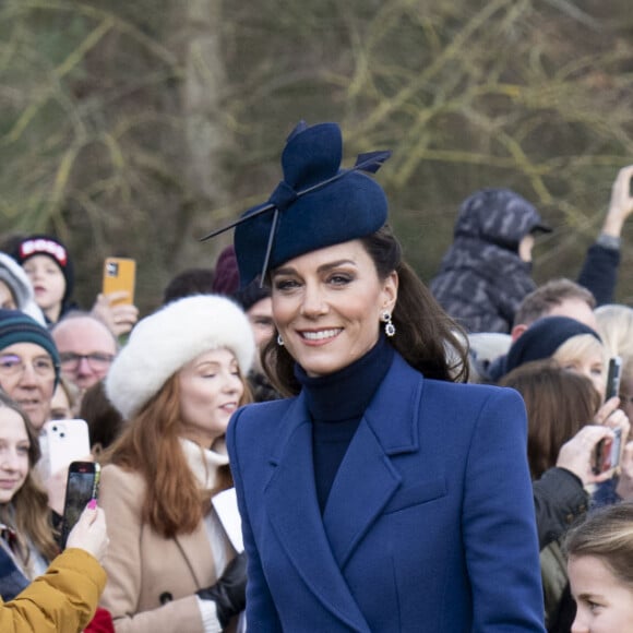 Le prince William, prince de Galles, et Catherine (Kate) Middleton, princesse de Galles, avec leurs enfants le prince George de Galles, la princesse Charlotte de Galles et le prince Louis de Galles à la messe de Sandringham le 25 décembre 2023