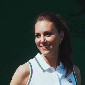 Catherine (Kate) Middleton, princesse de Galles et Roger Federer rencontrent les ramasseurs de balles de Wimbledon, à Londres, Royaume Uni, le 26 juin 2023. 