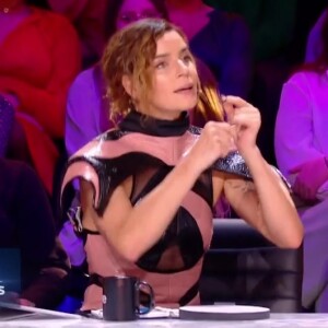 Tout comme celle qu'elle portait lors du dernier prime.
Fauve Hautot fait l'unanimité contre elle auprès des téléspectateurs de TF1 à cause de sa tenue dans le dernier prime de Danse avec les stars.