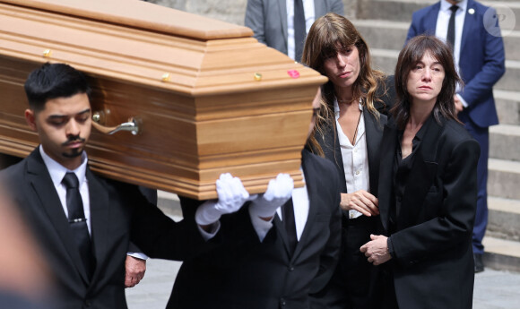 Lou Doillon, Charlotte Gainsbourg - Sorties des célébrités aux obsèques de Jane Birkin en l'église Saint-Roch à Paris. Le 24 juillet 2023 © Jacovides-KD Niko / Bestimage 