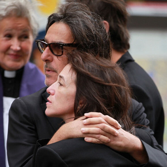 Yvan Attal et Charlotte Gainsbourg - Sorties des obsèques de Jane Birkin en l'église Saint-Roch à Paris. Le 24 juillet 2023 © Jonathan Rebboah / Panoramic / Bestimage 