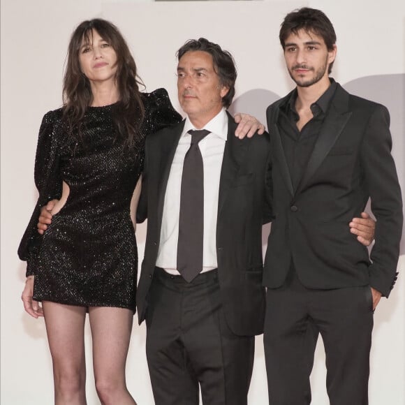 "Pendant des années on a été en guerre", a avoué Ben Attal. "Et là, on se voit tous les jours, c'est drôle". 
Charlotte Gainsbourg, son compagnon Yvan Attal et leur fils Ben à la première de "Les Choses Humaines" au 78ème Festival International du Film de Venise (Mostra), le 9 septembre 2021. 