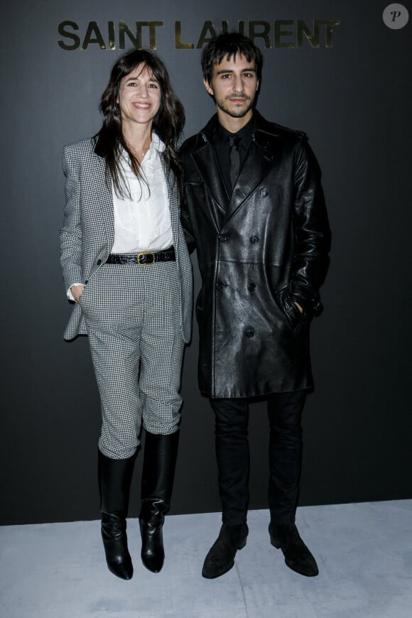 Charlotte Gainsbourg et son fils Ben Attal - Photocall du défilé Saint Laurent collection Printemps-Eté 2022 lors de la fashion week à Paris, le 28 septembre 2021. © Olivier Borde/Bestimage 