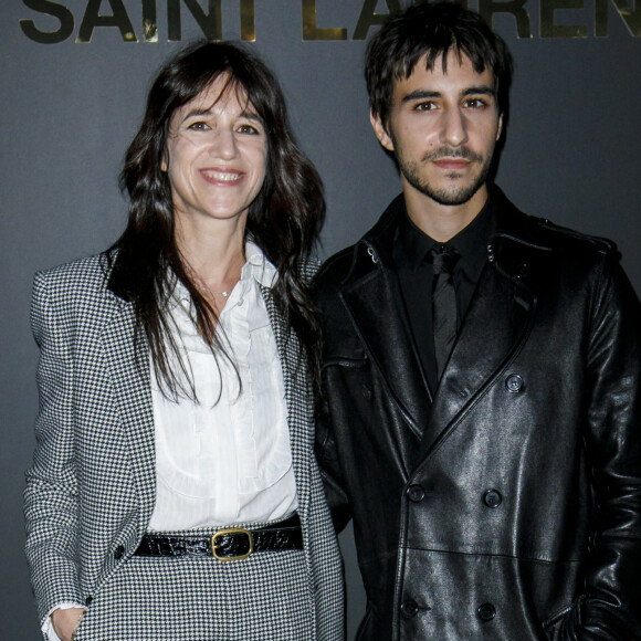 Charlotte Gainsbourg et son fils Ben Attal - Photocall du défilé Saint Laurent collection Printemps-Eté 2022 lors de la fashion week à Paris, le 28 septembre 2021. © Olivier Borde/Bestimage 