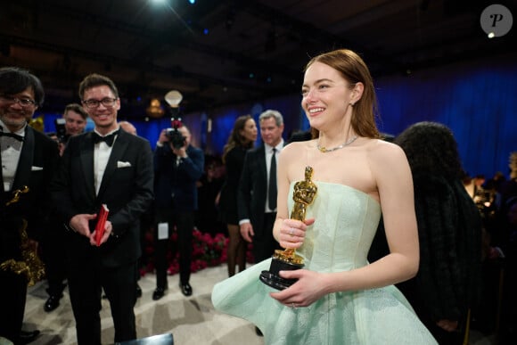 Emma Stone (Oscar de la meilleure actrice pour Pauvres Créatures) - Soirée Governors Ball à la suite de la cérémonie des Oscars 2024 à Hollywood le 10 mars 2024.