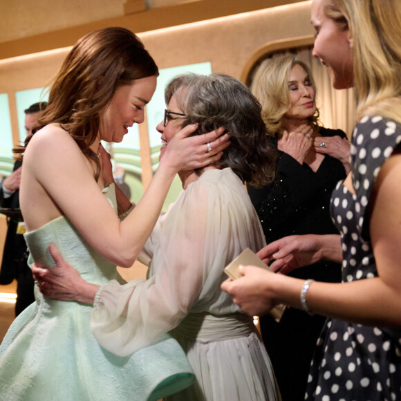 Emma Stone en backstage avec Sally Field, Jennifer Lawrence, Charlize Theron, Michelle Yeoh et Jessica Lange - 96e cérémonie des Oscars au Dolby Theater à Hollywood le 10 mars 2024.