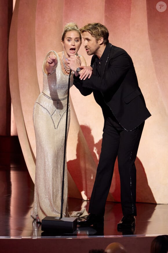 Sur les réseaux sociaux, l'actrice a tenu à féliciter son mari pour son petit numéro. Pas seulement.
Ryan Gosling et Emily Blunt - 96e cérémonie des Oscars au Dolby Theater à Hollywood le 10 mars 2024.