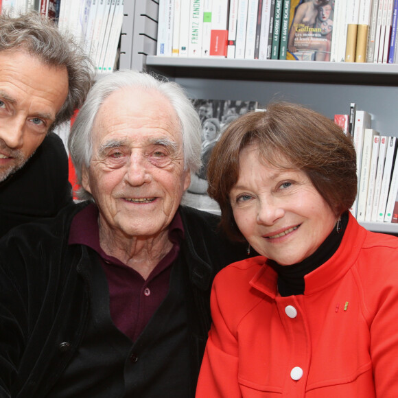A l'époque, il avait 20 ans et elle en avait le double.
Exclusif - Macha Méril reçoit ses amis dont Stéphane Freiss et son père Jacques Freiss lors de la dédicace de son nouveau roman à Paris le 24 mars 2016. © Denis Guignebourg/Bestimage
