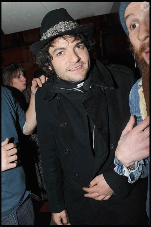 Matthieu Chedid à l'occasion de l'inauguration du Bus Palladium, dans le IXe arrondissement de Paris, le 16 mars 2010.