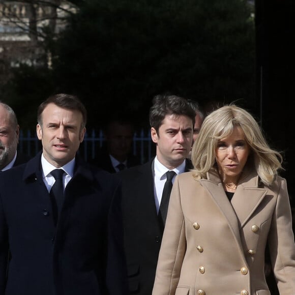 Emmanuel Macron, Éric Dupond-Moretti, Gabriel Attal et Brigitte Macron lors de la cérémonie publique de scellement de la loi constitutionnelle du 8 mars 2024 portant sur la liberté de recourir à l'interruption volontaire de grossesse (IVG), au ministère de la Justice, place Vendôme, à Paris, le 8 mars 2024. © Stéphane Lemouton/Bestimage