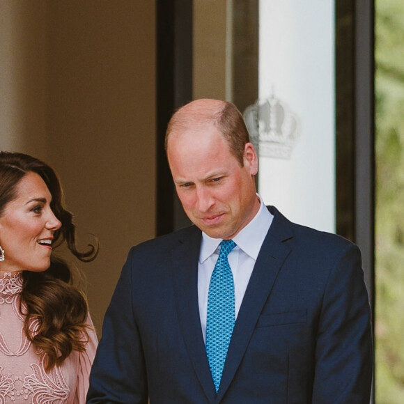 Surtout qu'une nouvelle photo aux côtés de son mari aurait été retouchée. 
Le prince William, prince de Galles, et Catherine (Kate) Middleton, princesse de Galles, - Les familles royales au mariage du prince Hussein de Jordanie et de Rajwa al Saif, au palais Zahran à Amman (Jordanie), le 1er juin 2023. 