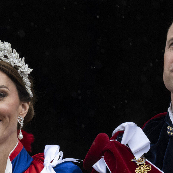 Le prince William, prince de Galles, et Catherine (Kate) Middleton, princesse de Galles - La famille royale britannique salue la foule sur le balcon du palais de Buckingham lors de la cérémonie de couronnement du roi d'Angleterre à Londres le 5 mai 2023. 