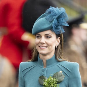 La colonelle Catherine (Kate) Middleton, princesse de Galles, à l'assemblée annuelle des Irish Guards Parade de la St Patrick à Mons Barracks à Aldershot, le 17 mars 2023. Catherine (Kate) Middleton, princesse de Galles, a récemment été nommée colonelle de l'Irish Guards par le roi d'Angleterre. 