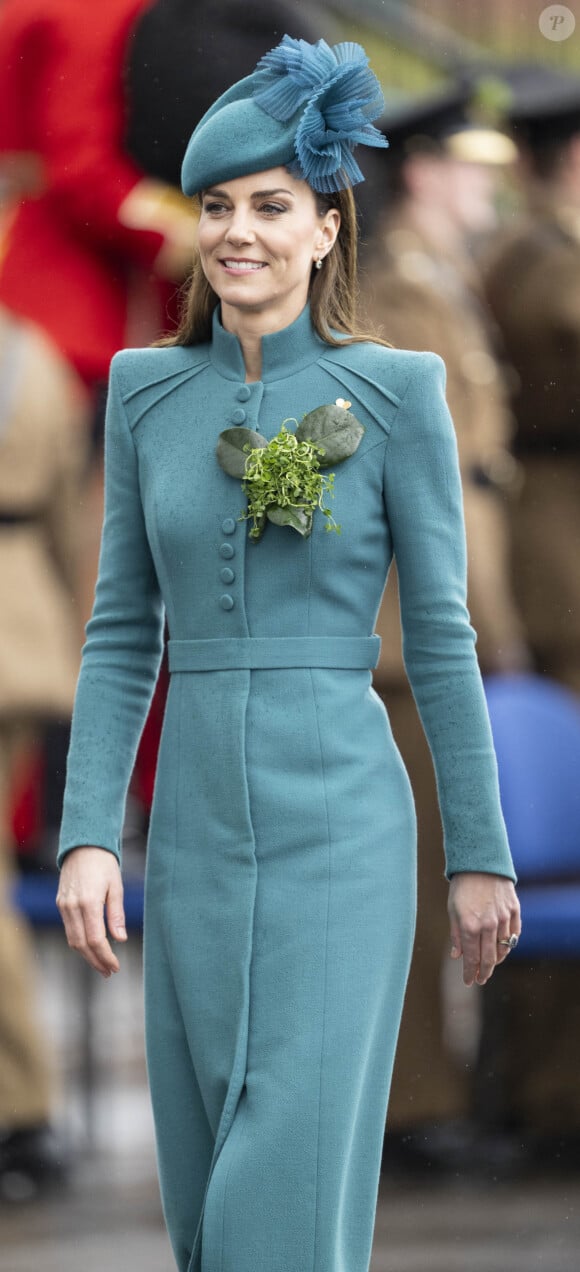 La colonelle Catherine (Kate) Middleton, princesse de Galles, à l'assemblée annuelle des Irish Guards Parade de la St Patrick à Mons Barracks à Aldershot, le 17 mars 2023. Catherine (Kate) Middleton, princesse de Galles, a récemment été nommée colonelle de l'Irish Guards par le roi d'Angleterre. 