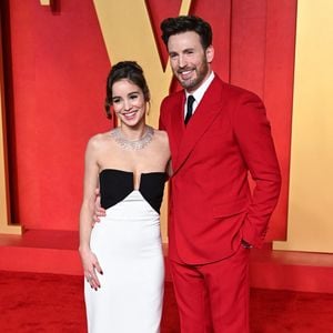 Associé à une chemise blanche, une cravate en soie et de belles chaussures cirées.
Chris Evans et Alba Baptista à la Vanity Fair Oscar Party le 10 mars 2024 à Beverly Hills, CA. © Doug Peters/PA Wire/ABACAPRESS.COM