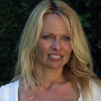 Quand la bombe Pamela Anderson sort de chez elle, c'est pieds nus, sans maquillage... et sans vêtements !
