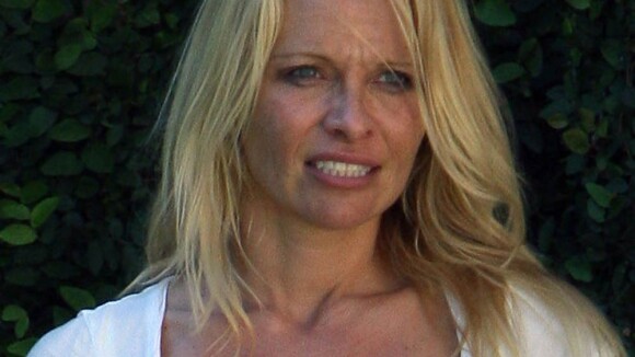 Quand la bombe Pamela Anderson sort de chez elle, c'est pieds nus, sans maquillage... et sans vêtements !