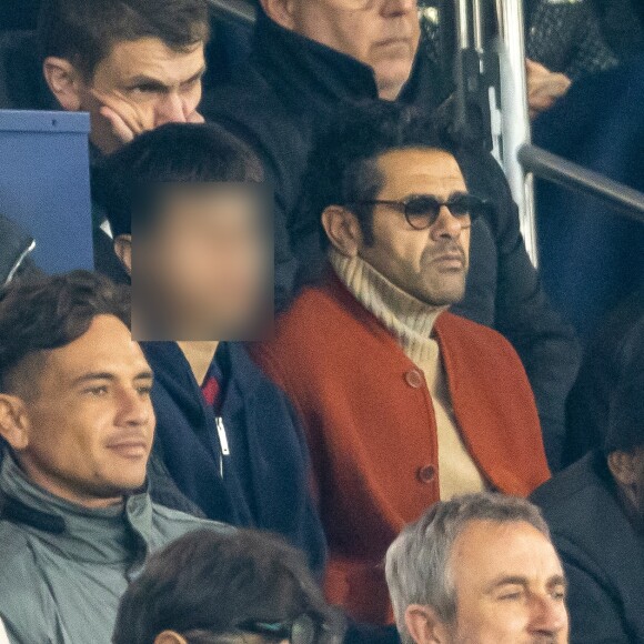 Jamel Debbouze et son fils Léon - People dans les tribunes du quart de finale de la coupe de France de football entre le Paris Saint-Germain et l'OGC Nice (3-1) au Parc des Princes à Paris le 13 mars 2024. © Cyril Moreau/Bestimage