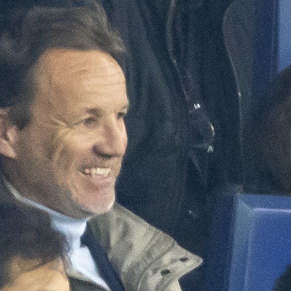 Frédéric Michalak et sa femme Cindy - People dans les tribunes du quart de finale de la coupe de France de football entre le Paris Saint-Germain et l'OGC Nice (3-1) au Parc des Princes à Paris le 13 mars 2024. © Cyril Moreau/Bestimage