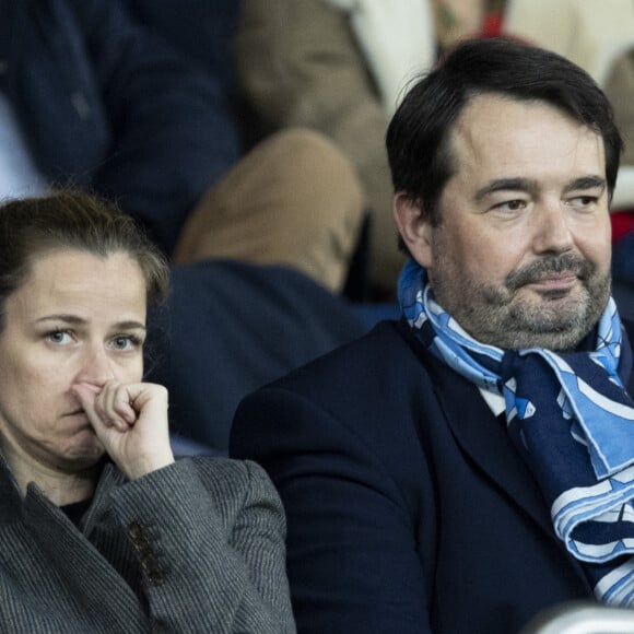 Jean-François Piège et sa femme Elodie - People dans les tribunes du quart de finale de la coupe de France de football entre le Paris Saint-Germain et l'OGC Nice (3-1) au Parc des Princes à Paris le 13 mars 2024. © Cyril Moreau/Bestimage